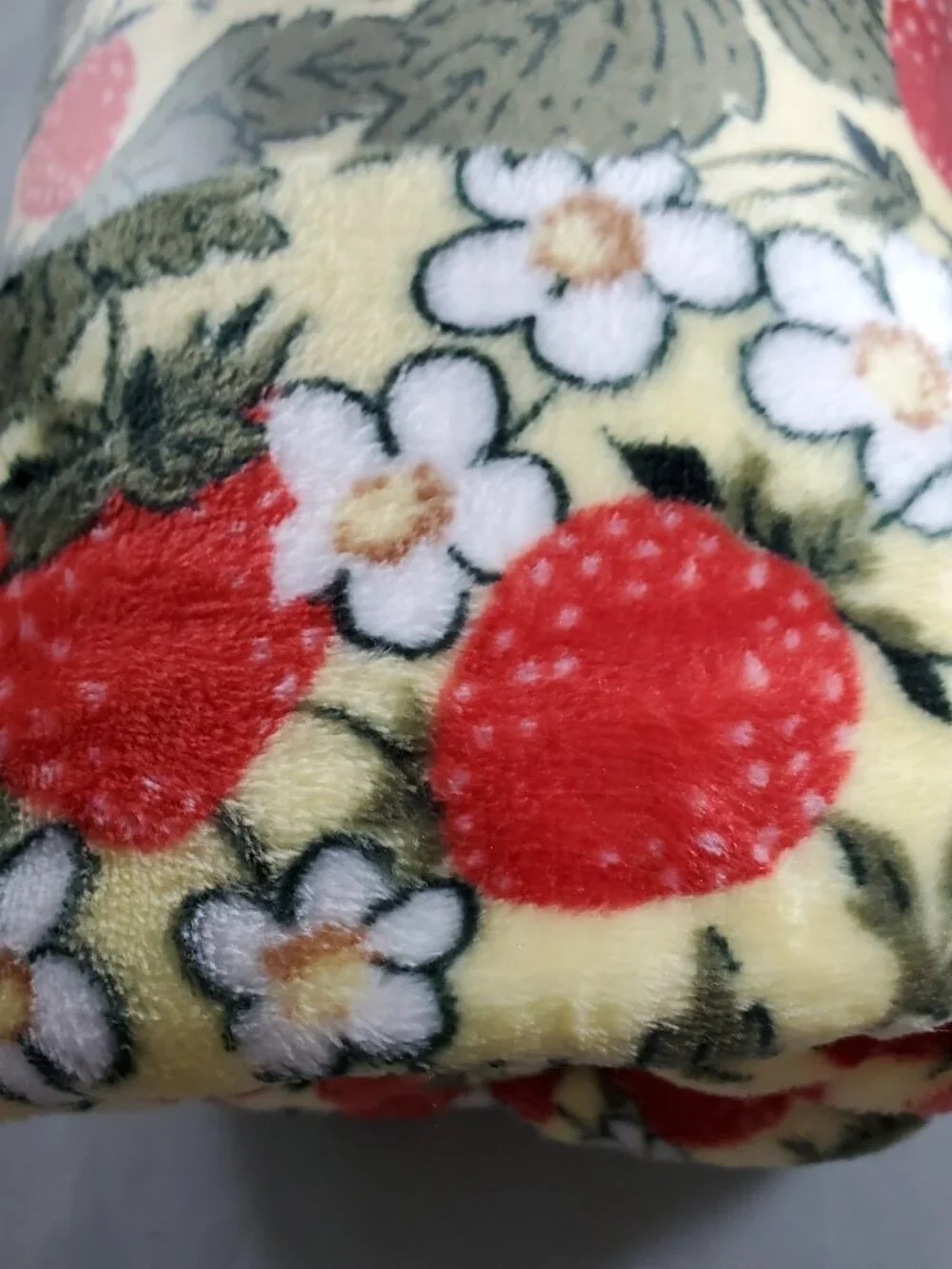 The Big One Oversized Supersoft Plush Blanket Yellow Strawberry Field 5x6 New